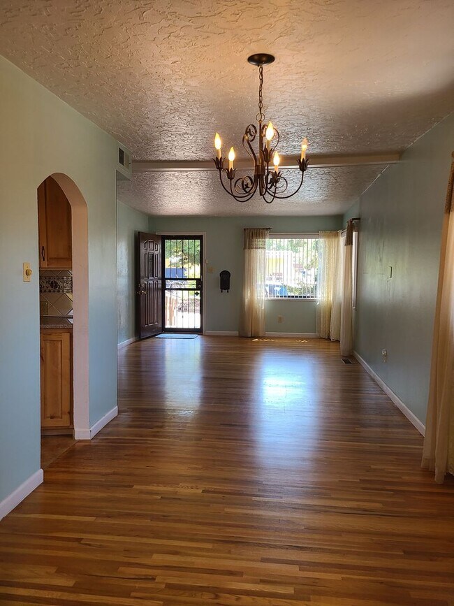 Building Photo - 4 Bedroom, 2 Bathroom! Lovely Home!