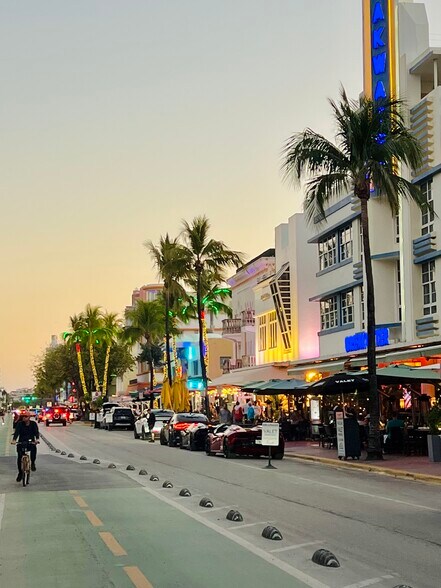 3 blocks away is the beach and restaurants - 901 Euclid Ave