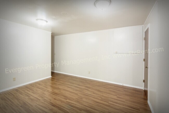 Building Photo - 904-906 Camelot Ct.