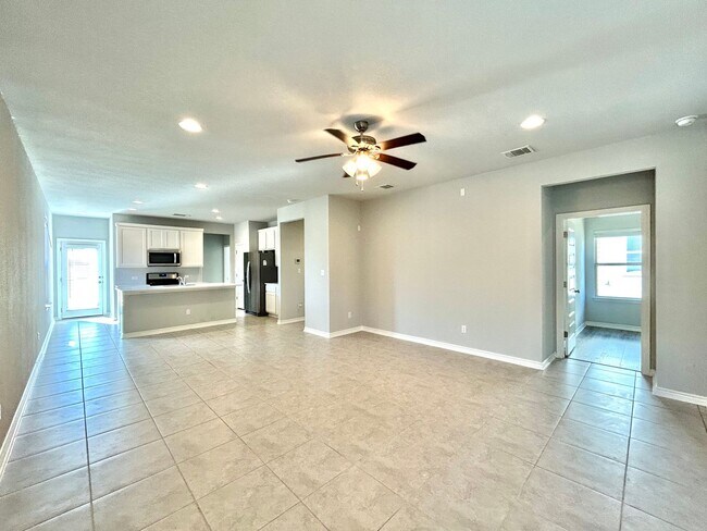 Building Photo - Spacious & Modern 4-Bedroom 2-Bathroom Hom...
