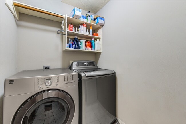 Building Photo - 1115 Enclave Square E