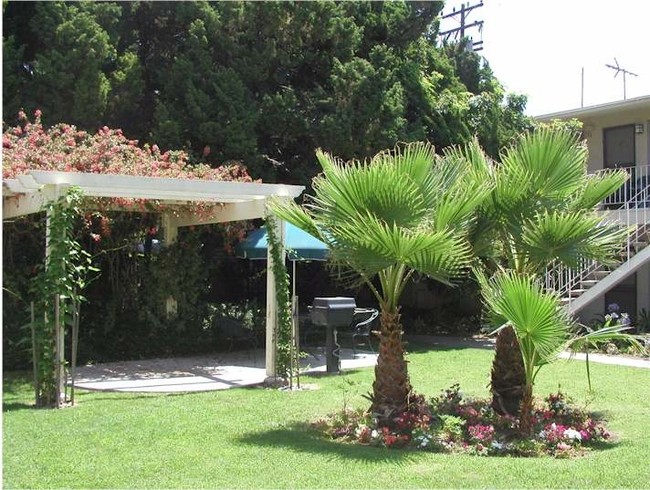 Gazebo Courtyard - Friendly Hills Villas