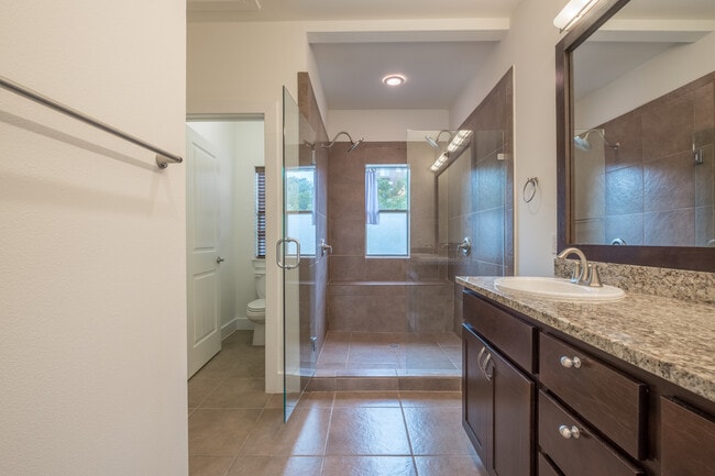 Building Photo - Beautiful 2 Bedroom, 2.5 Bath Townhome in Northwest Austin