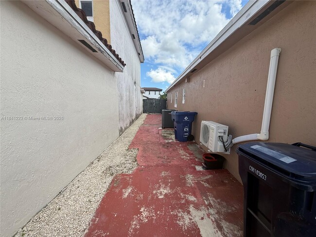 Building Photo - 13770 SW 17th Terrace