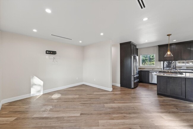 Building Photo - Beautifully Remodeled 3-Bedroom Home in Pr...