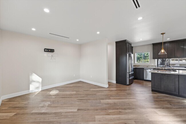 Building Photo - Beautifully Remodeled 3-Bedroom Home in Prime Lakewood Neighborhood