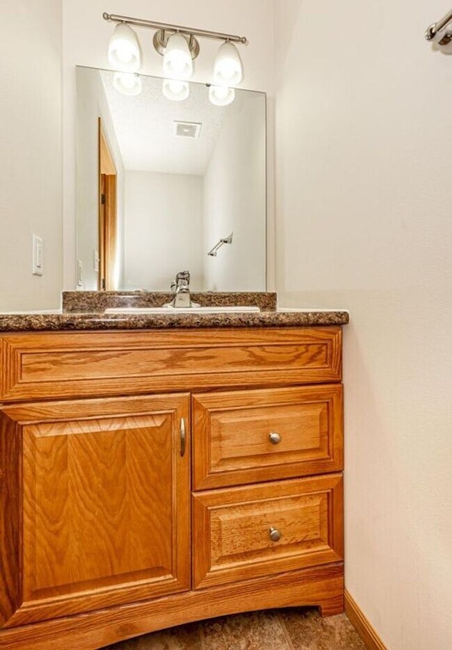 Building Photo - Spacious 4 Bedroom Townhome in Great Neigh...