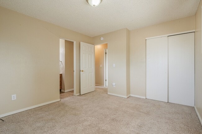 Building Photo - 553 Princess St