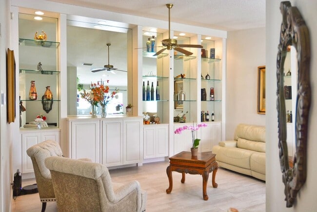 Building Photo - 1020 SW Balmoral Trce