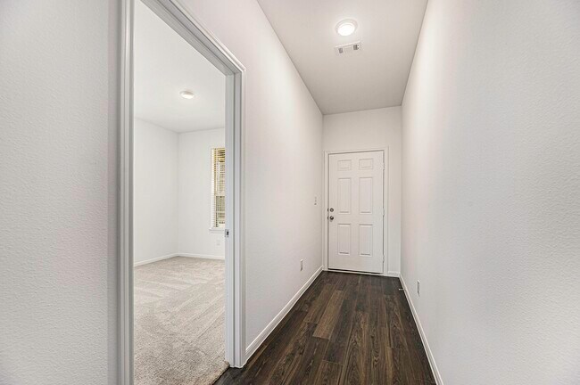 Building Photo - 240 Seven Pnes Dr