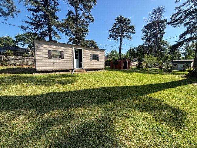 Building Photo - CHARMING UPDATED HOME IN MCRARY'S SOUTHERN HILLS