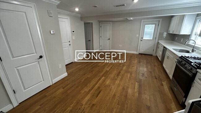 Building Photo - 64 Gordon St