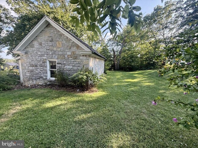 Building Photo - 135 Fort Loudon Rd