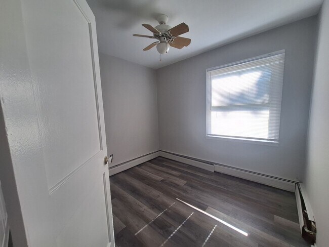 Building Photo - Charming 3 bedroom ranch