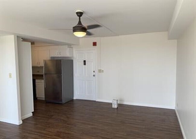 Building Photo - Pet Friendly, Secured, Lanai, AC, Private W&D