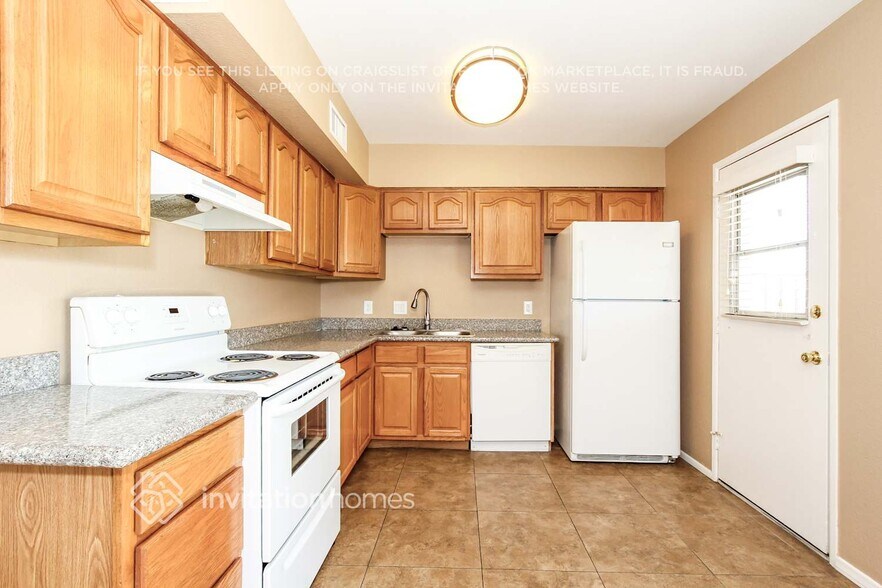 Building Photo - 5041 W Sandra Terrace