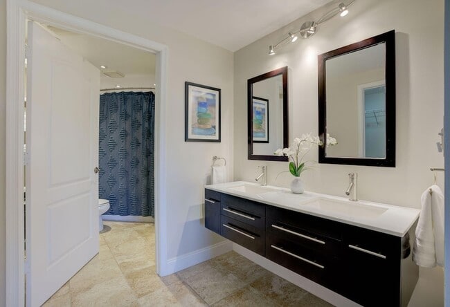 Building Photo - 500 Uno Lago Dr