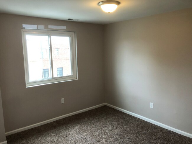 Building Photo - Charming 2-Bedroom Apartment - Move-In Ready