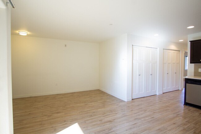 Building Photo - Stylish 2Bdr w/Stainless Appl, W&D, Private Balcony