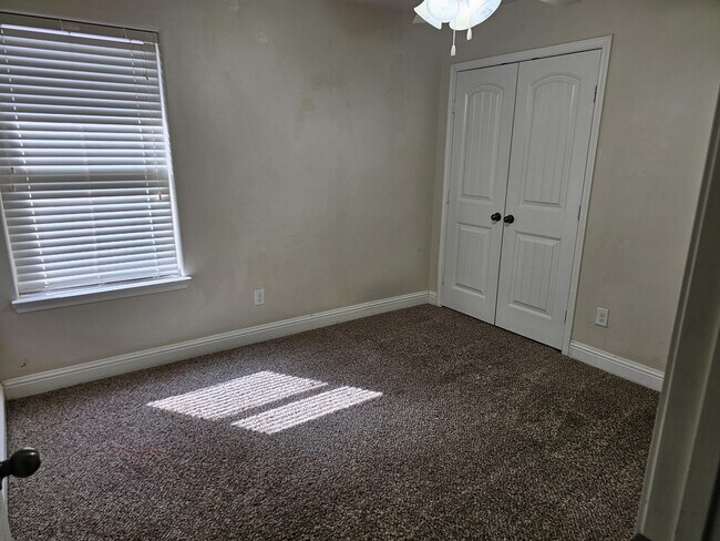 Building Photo - 806 E 93rd St