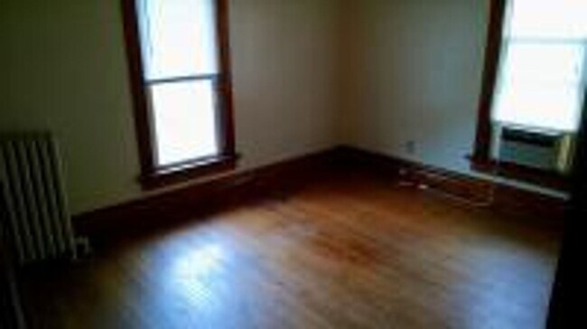 Building Photo - Charming 2-Bedroom Apartment in Cedar Falls – Great Location!