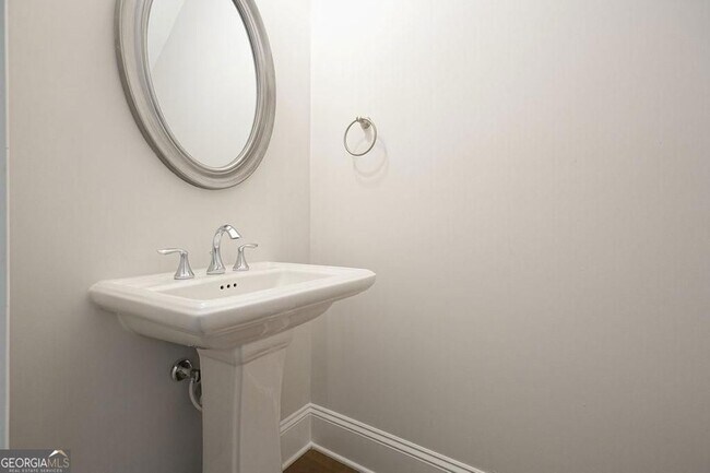 Building Photo - 123 Village Green Ave