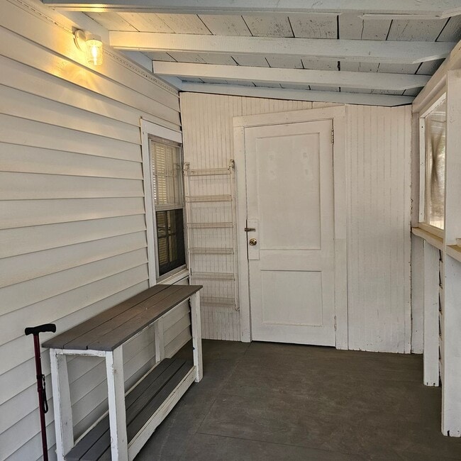 Building Photo - Small house for You