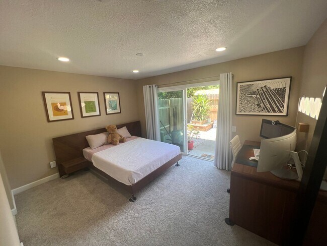 Building Photo - 3 Bed / 2.5 Bath | College Greens Townhome