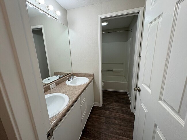 Building Photo - Spacious Two Bedroom One Bath Available Wi...