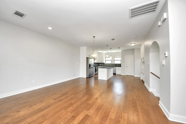 Building Photo - 1112 Amundsen St