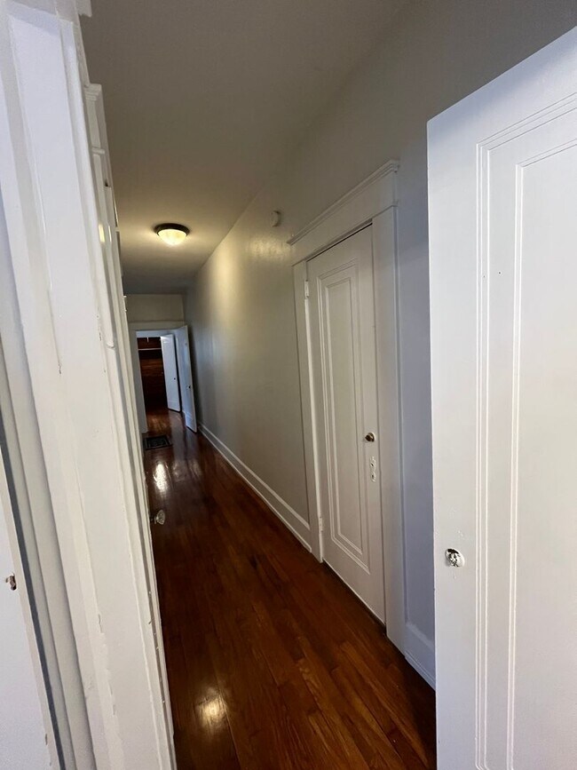 Building Photo - ENGLISH VILLAGE 21ST DUPLEX