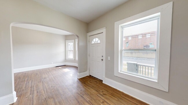 Building Photo - Lease to own! 5 bedroom/1 bath, Old Brooklyn.