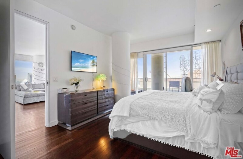 Building Photo - 6250 Hollywood Blvd