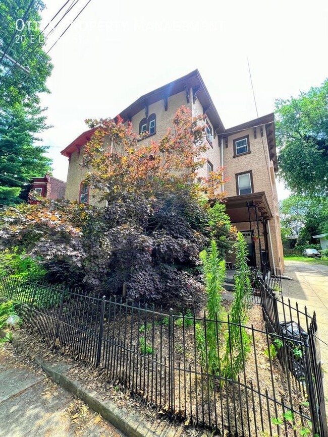 Building Photo - Large 2BR/1BA Apartment with Dedicated Par...