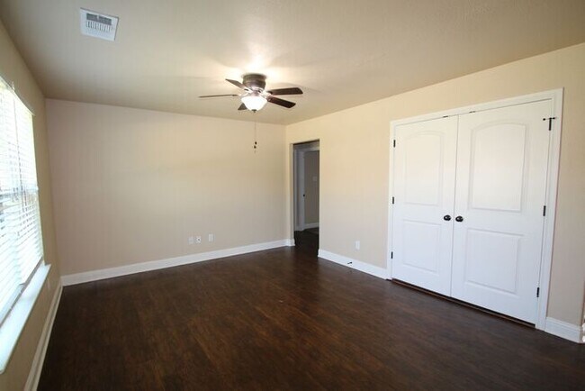 Building Photo - Move In Ready | 3BR/2BA Weatherford Town Home with Granite Countertops, Luxury Plank Floors & App...