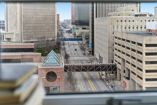 Building Photo - 145 N High St