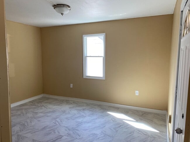 Building Photo - Single Family Home, Valley View School District, Gas heat, Private off Street Parking