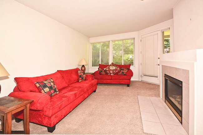 Building Photo - 1 bedroom/1 bath/den/1 car garage condo in...