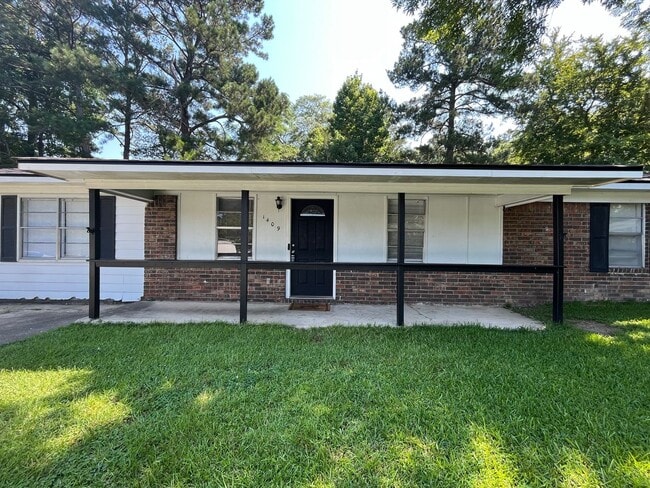 Building Photo - Beautiful Home Located Off Of Whitesville ...