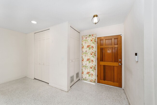 Building Photo - Beautiful 3/2 in Forest Ridge