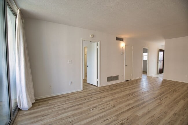 Building Photo - Annual Unfurnished Venice Island Condo – Costa Brava