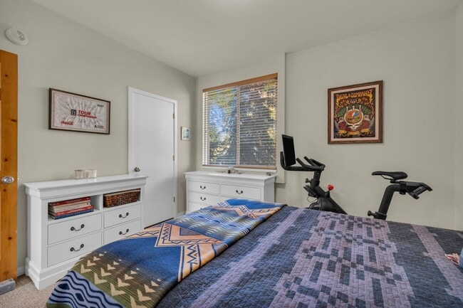 Building Photo - 2 Bed Pinecreek Condo with garage