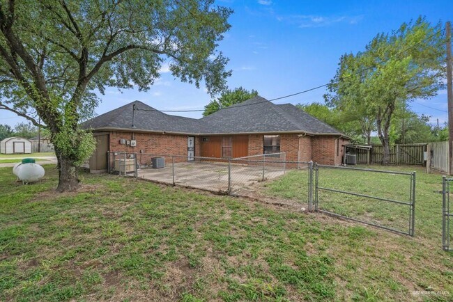 Building Photo - 413 S Los Cerritos Cir