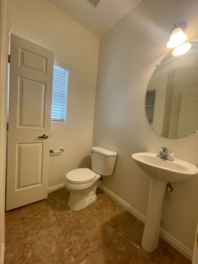 Building Photo - Great Spacious 3 bedroom Townhome Availabl...