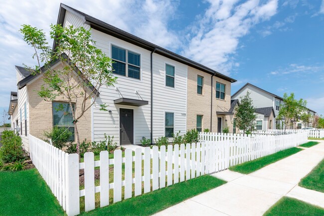 Building Photo - Townhomes at Princeton Meadows