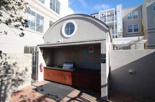 Building Photo - Gated Community With Pool and Fitness Center / 2 Beds 2 Baths