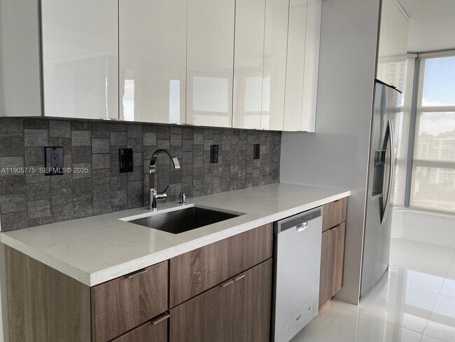 Building Photo - 19101 Mystic Pointe Dr