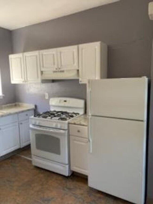 Building Photo - Oakland 2 Bedroom 1 bath house convenient ...
