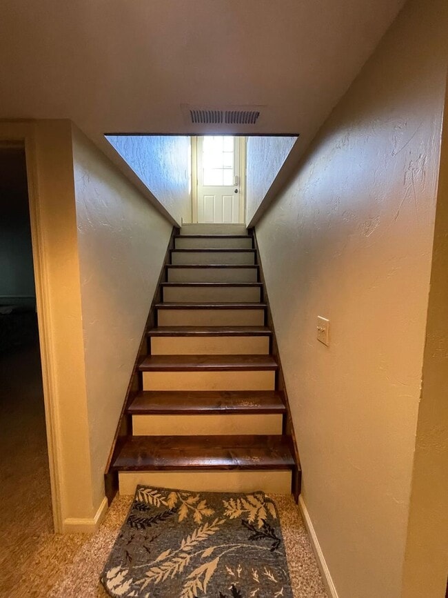 Building Photo - CHARMING HOME IN GREAT LOCATION!