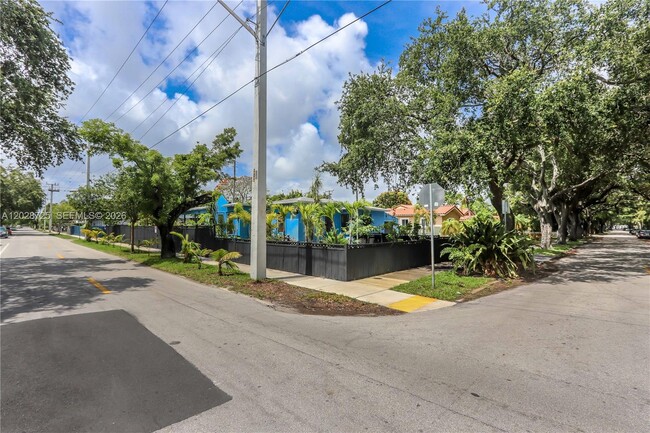 Building Photo - 706 S 19th Ave